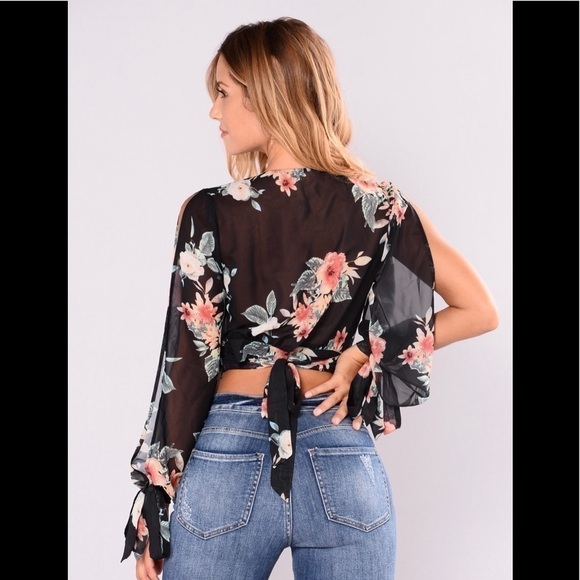 🆕Fashion Nova - Camilla top in black floral - Picture 2 of 6